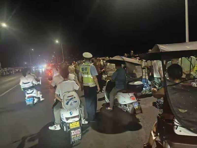 渭滨交警:严查桥面违停占道消除隐患守护平安_平安交通_政法新闻网_西部法治权威网媒